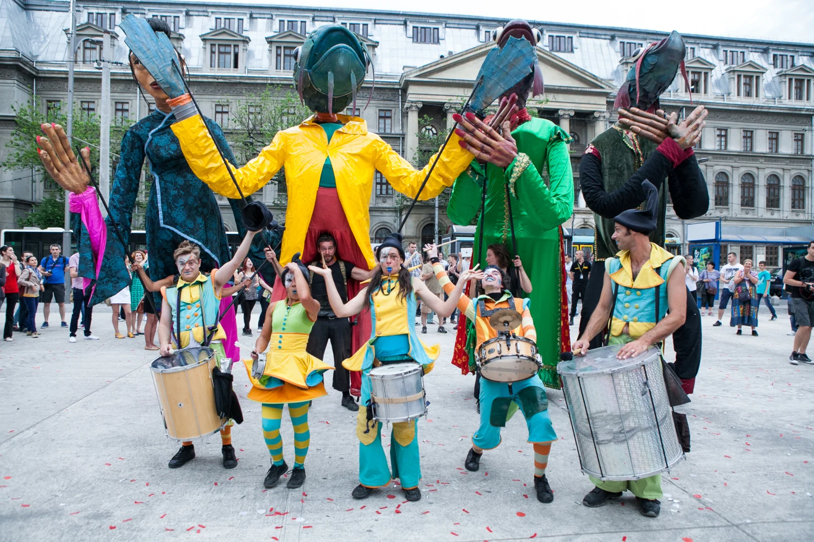 B FITCameleons si Giant Puppets