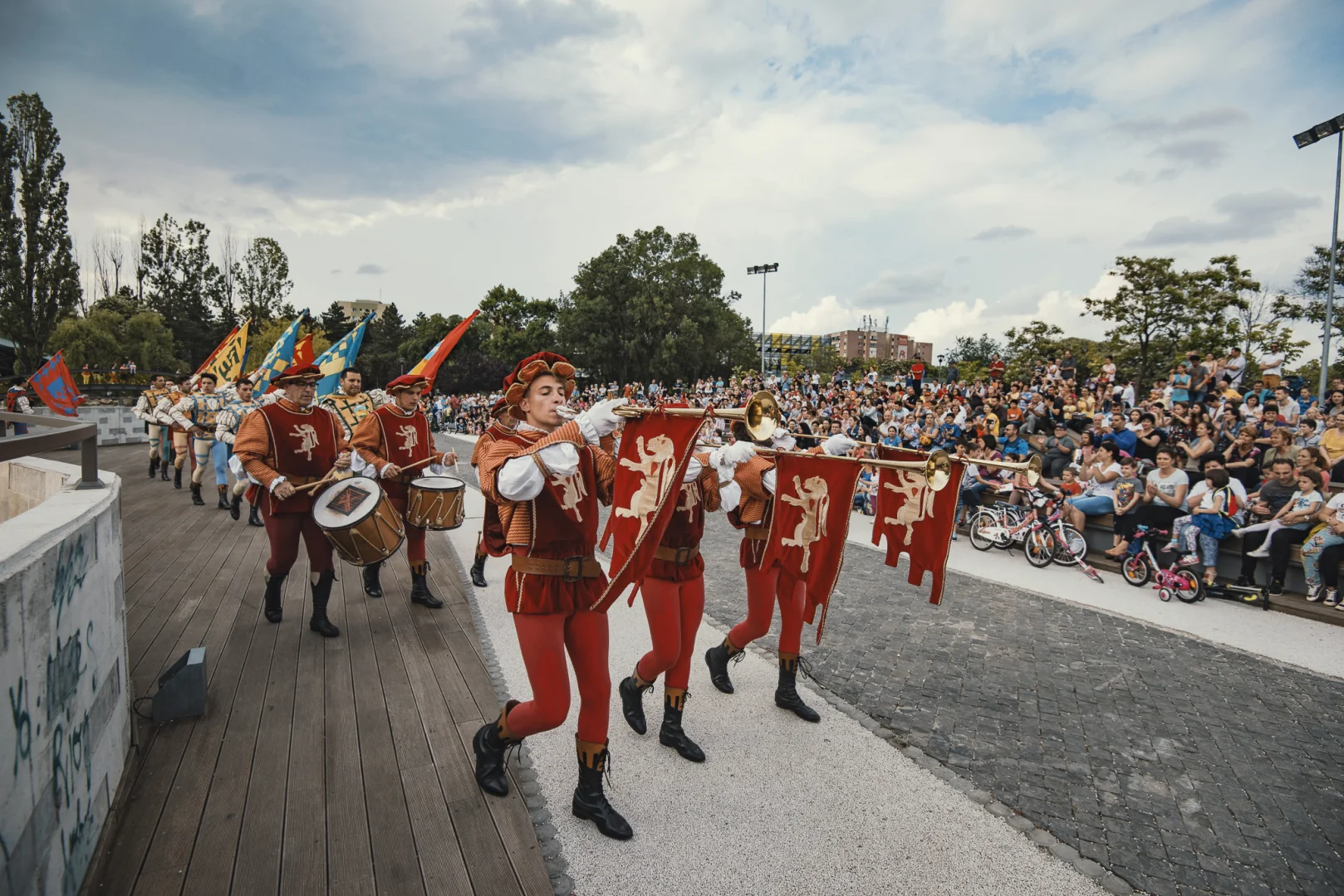 B FIT 12 iunie foto Alberto Grosescu Flag Wavers Rioni Drumul Taberei